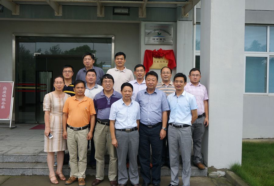 开云官方在线入口与南京农业大学共建的江苏省研究生工作站举行揭牌仪式